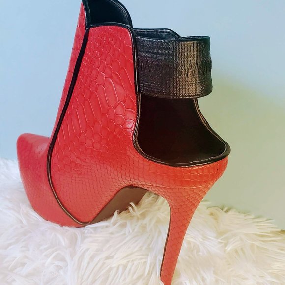 Paladora Booties by Privileged - Picture 5 of 13
